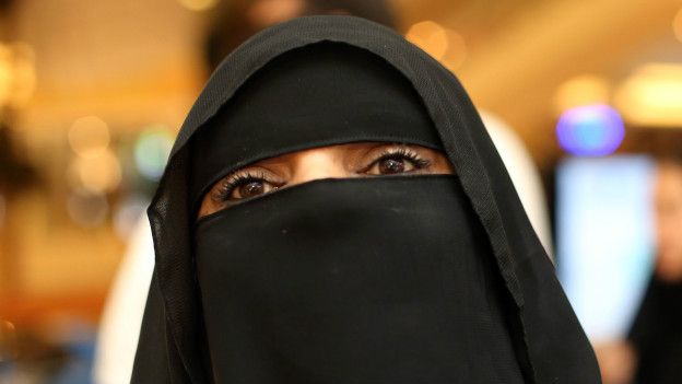 Una mujer que solo deja ver sus ojos