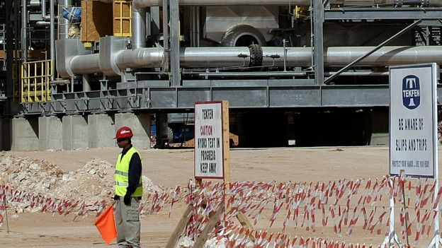 Un trabajador extranjero en una planta en Arabia Saudita
