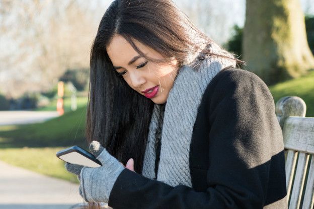 Mujer viendo el teléfono