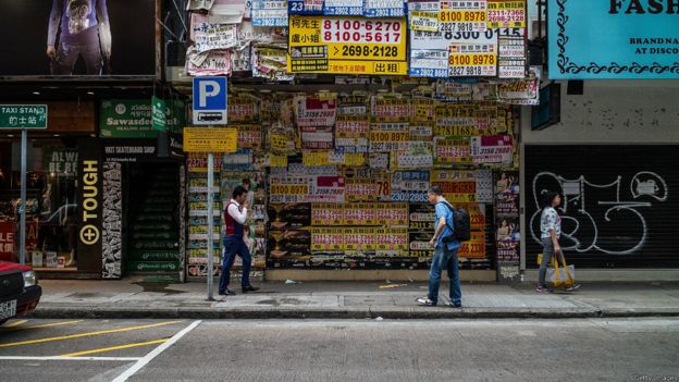 香港尖沙咀遊客區一間貼滿招租廣告的空置商店（22/4/2016）