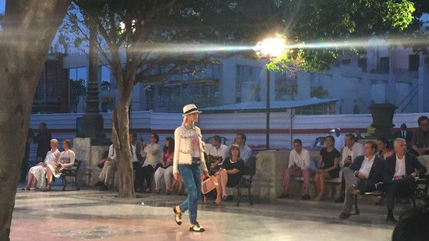 La casa francesa de moda se inspiró en Cuba para presentar la colección Crucero 2016-2017