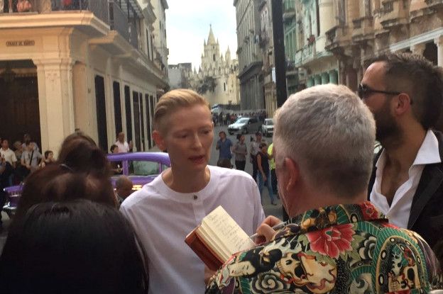 La actriz e ícono de la moda Tilda Swinton asistió al desfile