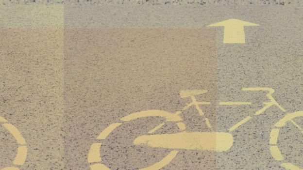 Símbolos de bicicletas en el asfalto