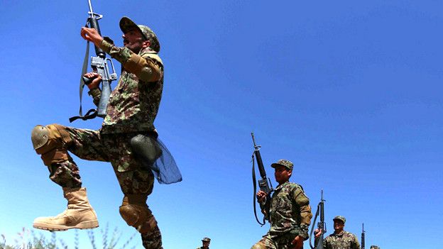 Soldados afganos entrenando