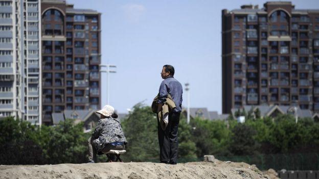 北京某工地上背向商品房的农民工（3/5/2016）