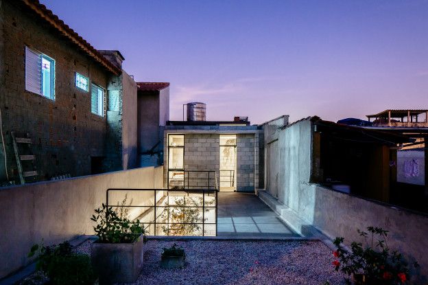 En la parte superior también hay una terraza con plantas y pedregullo.