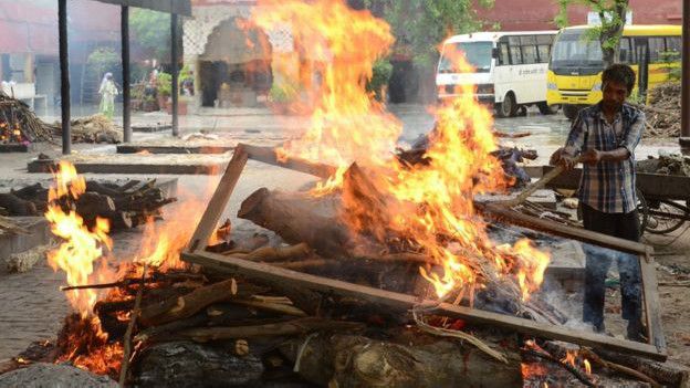 Una pira fúnebre en India.