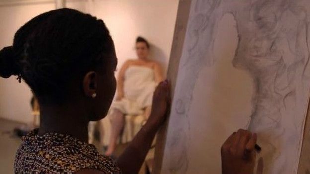 Celena se animó a posar en una clase de arte.