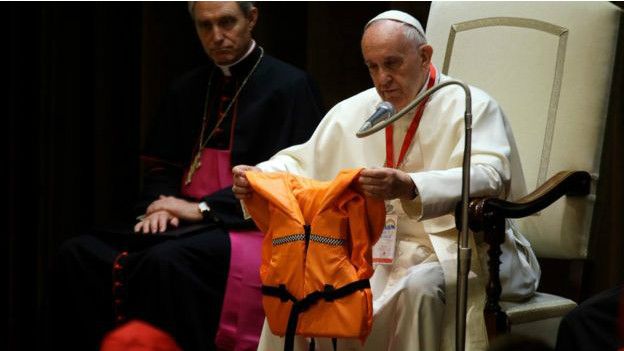 Đức Giáo Hoàng cầm áo phao của những di dân được cứu từ các tàu thuyền đắm