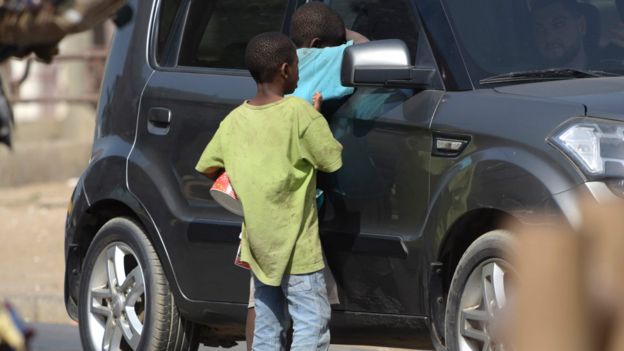 在西非的塞內加爾，兒童在街上行乞的現象在政府承諾改善之後仍然存在。