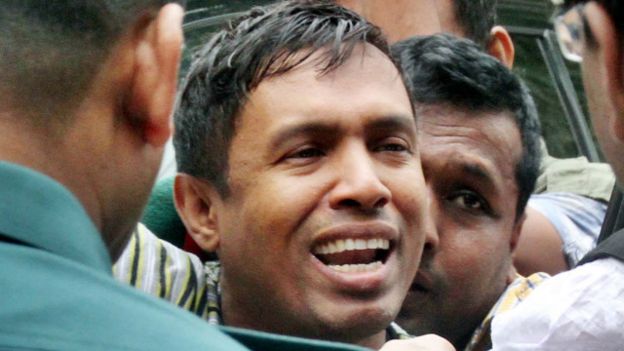 চট্টগ্রামে জঙ্গীদের হাতে নিহত স্ত্রীর জন্য বিলাপ করছেন পুলিশের এসপি বাবুল আকতার।