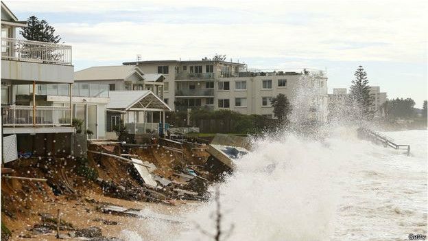 悉尼科拉雷海滩星期日曾出现高达八米的大浪，大浪将海边15米范围左右的建筑冲走。
