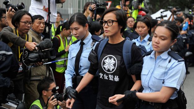 何韵诗（中）被警察从“占领中环”金钟占领区带走（11/12/2014）