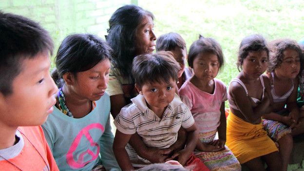 Irene Guasiruma le cuenta una historia a los niños