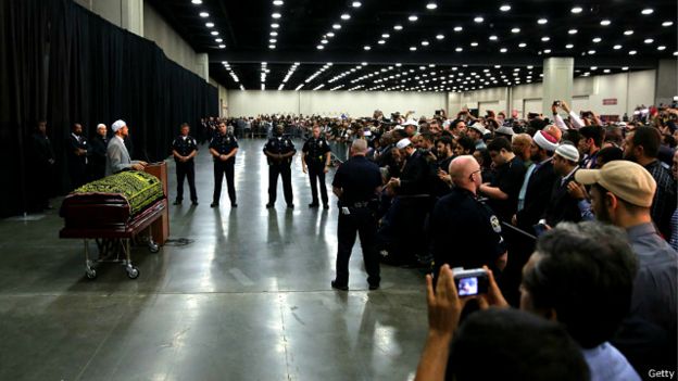 160611044120_muhammed_ali_funeral_640x36