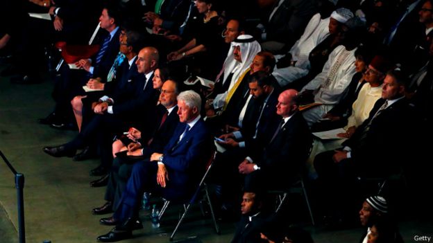 160611044957_muhammed_ali_funeral_640x36