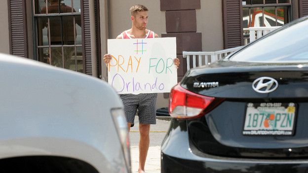 Молодой человек с плакатом