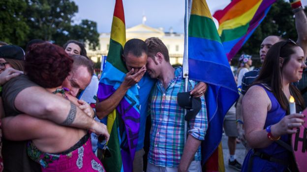 LGBTQ（女同志、男同志、双性恋、跨性别人士、酷儿的字首缩写）团体在白宫外举行烛光晚会悼念奥兰多枪击案的死难者。