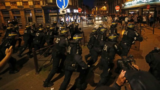 Cảnh sát Pháp xông vào đám đông cổ động viên Anh ở Lille hôm thứ Tư