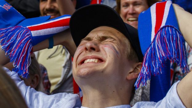 冰岛球迷在看到球队击败奥地利后神情激动