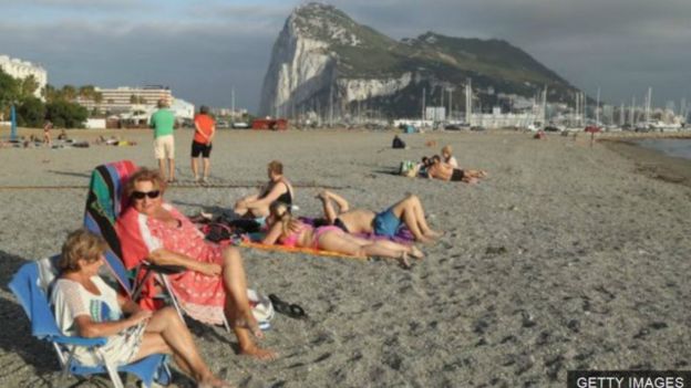  رغم أن بعض السائحين في أسبانيا يؤيدون خروج بريطانيا فقد صوت سكان منطقة جبل طارق بشكل كاسح ضد الخروج 