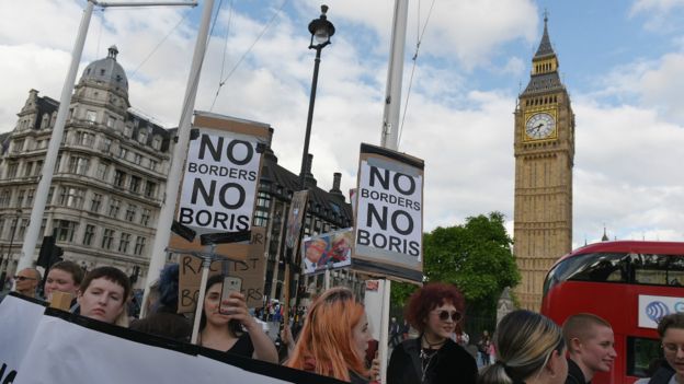 民众在伦敦国会大厦外抗议