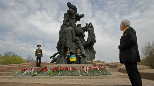 Памятник в Бабьем Яру