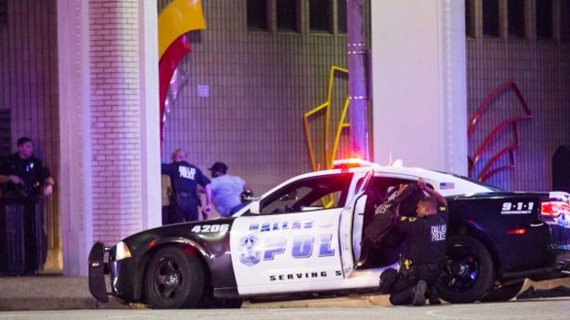 160708031218_dallas_police_shooting_640x