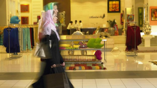 نساء يرتدين عباءة