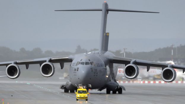 一架美国空军C-17运输机在瑞士日内瓦国际机场准备起飞（资料图片）