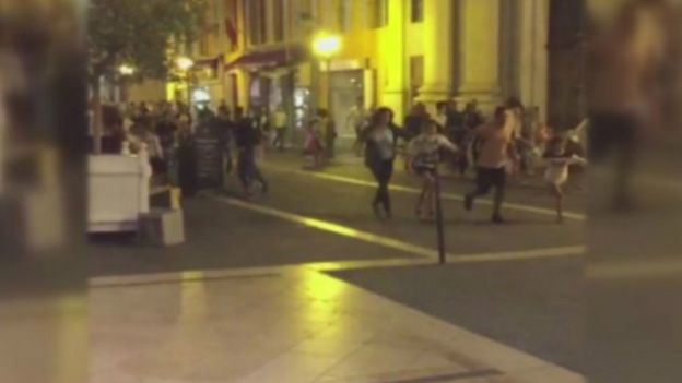 社交媒体发布的现场画面显示人们在街上惊慌奔跑（网络图片）。