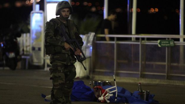 جندي يحمل سلاح