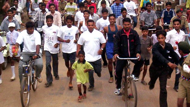 चार साल की उम्र में पुरी से भुवनेश्वर की दूरी तय करते बुधिया.