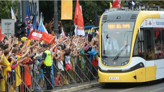 160729050505_pope_tram_624x351_bbc_nocre