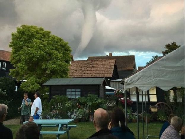 160801185644_waterspout_626x470__nocredi