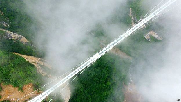 160803025137__chinas_glass_bridge_624x35