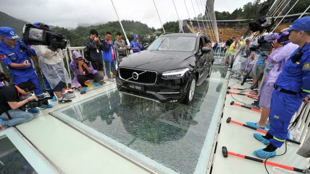 160803025204__chinas_glass_bridge_624x35