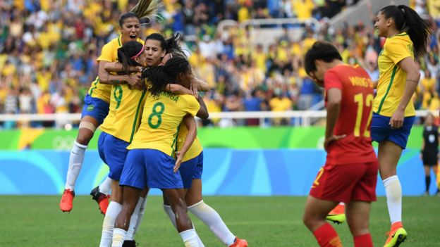 巴西女足庆祝进球。