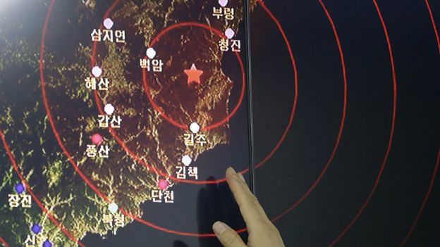 韩国首尔地震监测官员查看朝鲜核试验地震震中位置图（9/9/2016）
