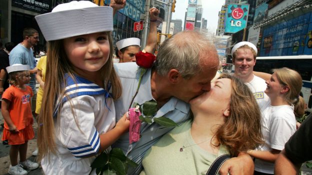 160911121718_vj_day_kiss__976x549_getty.