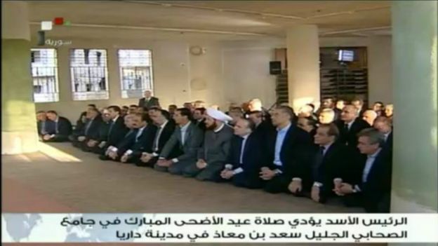 انتشار فيديو على الإنترنت يظهر الأسد وهو يصلي في داريا السورية