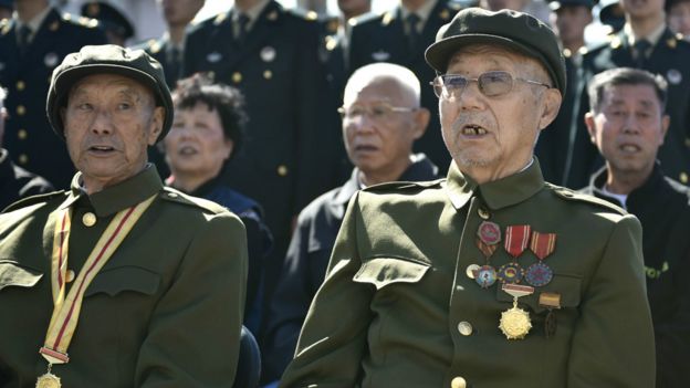 參加儀式的兩位抗戰老兵在唱國歌