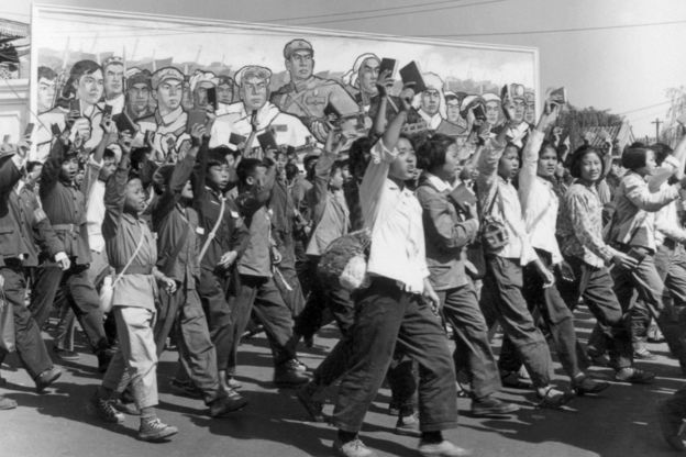 北京「紅衛兵」手持《毛語錄》上街遊行（6/1966）