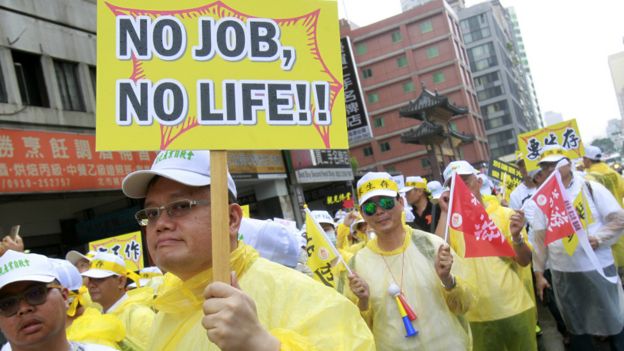 9月中旬台灣爆發的旅遊業者遊行，有人舉著「沒有工作，沒有生活」的標語。