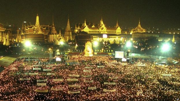 泰王80歲壽辰當日，民眾聚集點起蠟燭