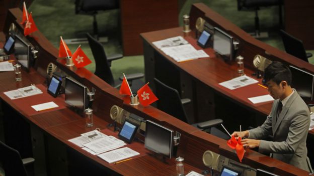 一位議員在現場倒插中國國旗和香港旗幟。