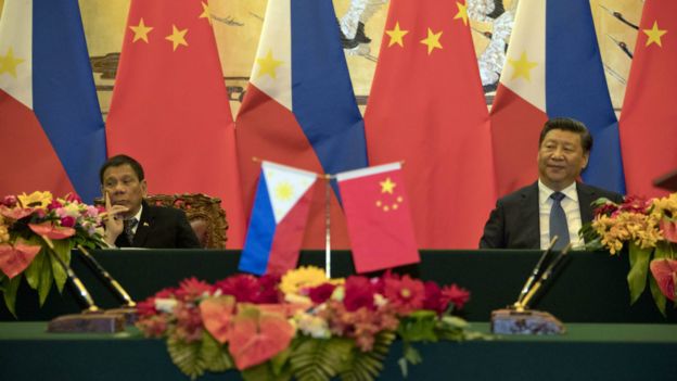 杜特尔特与习近平在中菲两国经贸协议的签署仪式上