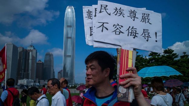 “宣誓风波”后香港出现抗议示威。