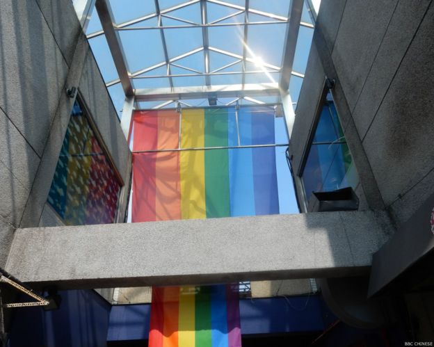台北西门町附近有个同志聚落，彩虹旗是当地的象征