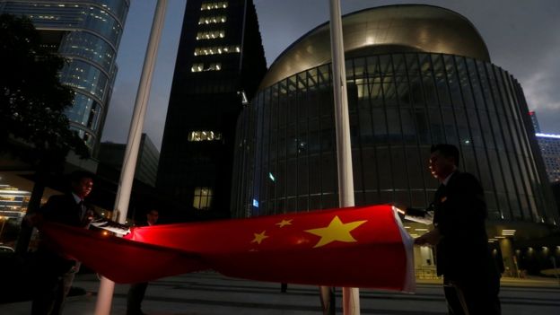 香港立法会傍晚时分降下中国国旗（7/11/2016）